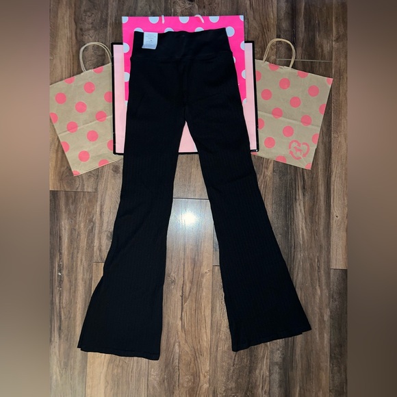 NWT VS PINK Size MEDIUM Black Seamless Cable Knit Flare Legging. - Picture 5 of 10